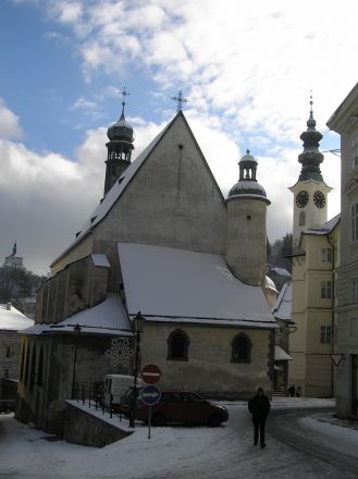 Heliga Katarinas kyrka. I bakgrunden (till vänster): Nya slottet. Till höger: Rådhustornet.
